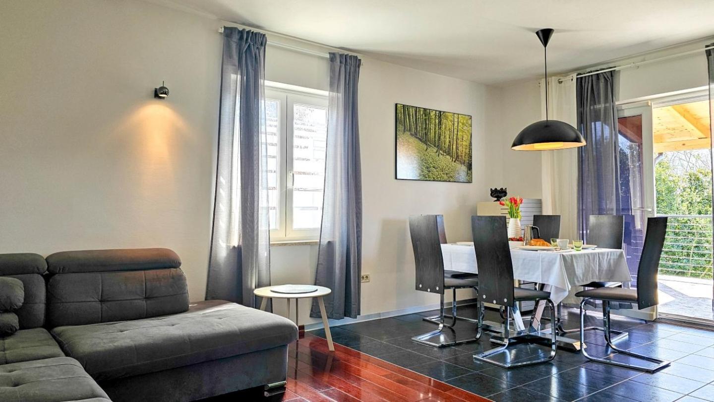 Casa Lutoma Villa Kmeti ภายนอก รูปภาพ
